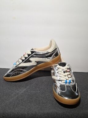 Meadden Girl Silver Women’s Low-Top Sneakers with Gum Sole SZ 8.5 GIIA W/ Charms